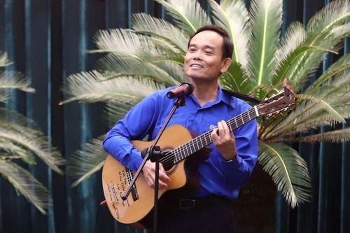 Bí thư TP.HCM Trần Lưu Quang ôm đàn, hát với thanh niên