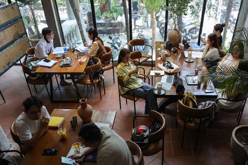 Vì sao quán chán ngán khách gọi 1 ly nước, ôm laptop ngồi cả ngày?