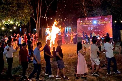 Hát dưới ánh trăng tan ở A Lưới
