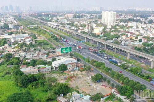 Người dân trên tuyến Vành đai 2 Thành phố Hồ Chí Minh tháo dỡ nhà, di dời bàn giao mặt bằng