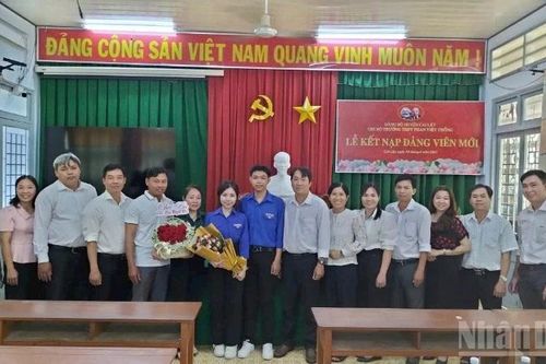 Đồng Tháp chú trọng kết nạp đảng viên mới