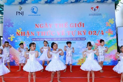 Gần 180 triệu đồng tặng trẻ tự kỷ có hoàn cảnh khó khăn tại Thành phố Hồ Chí Minh