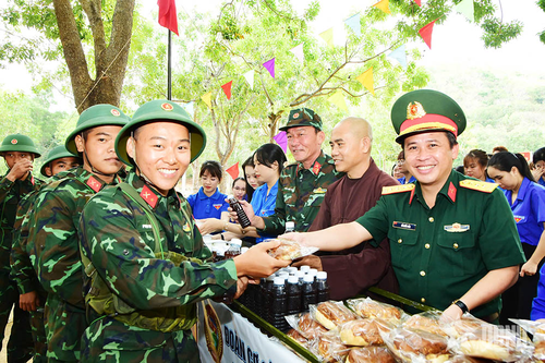 'Tiếp sức mùa huấn luyện' lan tỏa nghĩa tình quân dân