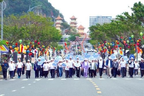 'Những bước chân hòa bình' quy tụ khoảng 600 người tham gia