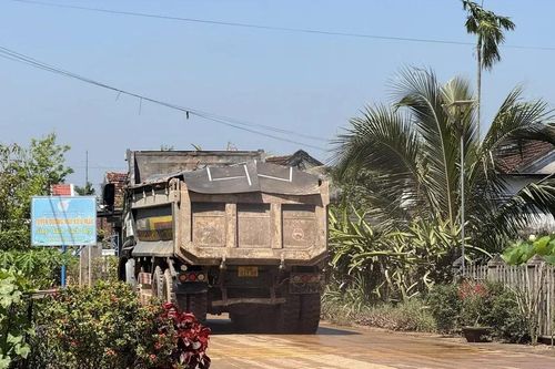 Quảng Ngãi: Dân khổ sở vì xe tải chở đất gây ô nhiễm môi trường