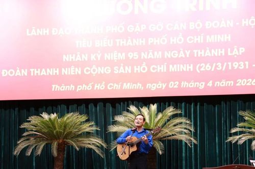 Bí thư Thành ủy TPHCM Trần Lưu Quang đàn hát cùng thanh niên
