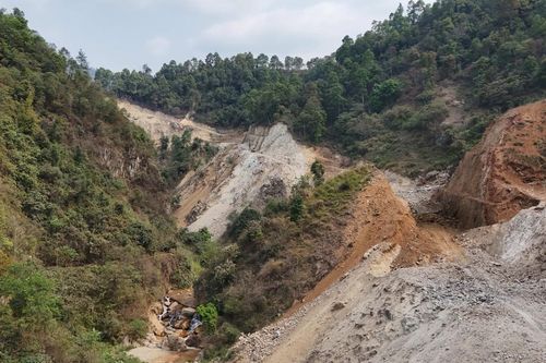 Dân phải để ruộng hoang vì kênh dẫn nước bị vùi lấp khi thi công dự án đường giao thông