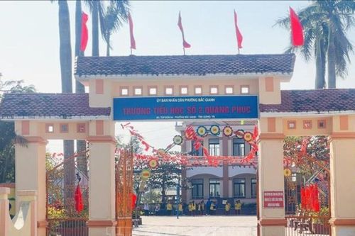 Tạm đình chỉ một hiệu trưởng nghi vấn 'chạy' hợp đồng giáo viên để phục vụ điều tra