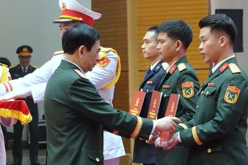 Đại tướng Phan Văn Giang trao phần thưởng đặc biệt cho 5 gương mặt trẻ tiêu biểu