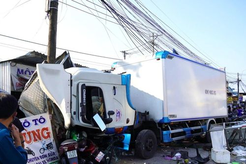 Xe tải lao vào loạt xe máy trên quốc lộ, rồi tông vào trụ điện