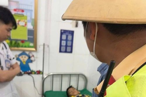Cảnh sát dùng xe chuyên dụng mở đường cứu bé trai co giật, tím tái