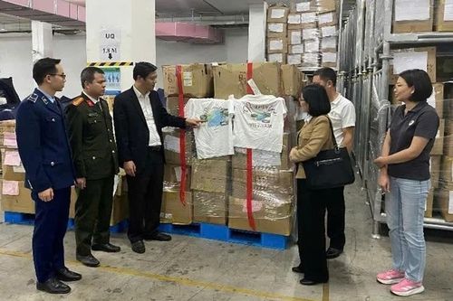 Một công ty bị phạt hơn 22 triệu đồng, buộc tiêu hủy 6.000 áo in bản đồ thiếu Hoàng Sa, Trường Sa