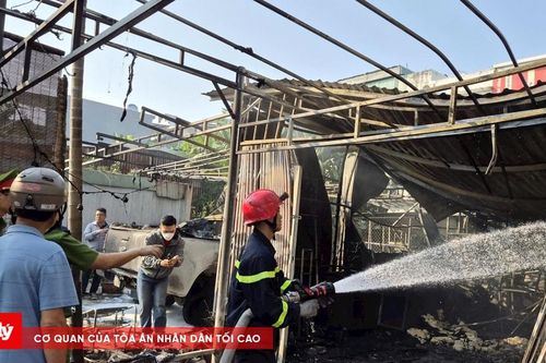 Cháy kho chứa hàng, một ô tô bị thiêu rụi