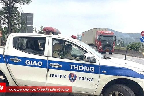 Cháu bé nguy kịch được CSGT mở đường đưa đi cấp cứu