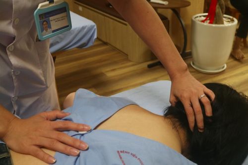 Bác sĩ chỉ rõ 'sát thủ' bào mòn cột sống dân văn phòng
