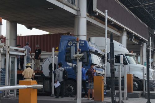 Đứt xích chằng 3 cuộn thép 'khủng' tại trạm thu phí, cửa ngõ cảng Cát Lái ùn tắc