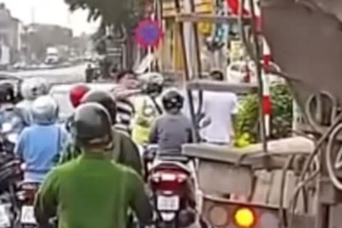 Ô tô dừng ngược chiều, người đàn ông ở Hà Nội hành hung tài xế xe máy