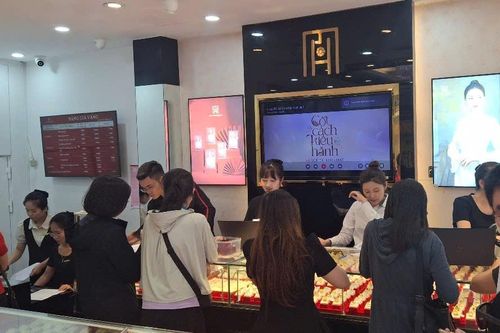 Diễn biến khác thường của giá vàng trong nước, tiệm vàng xuất hiện cảnh lạ lùng