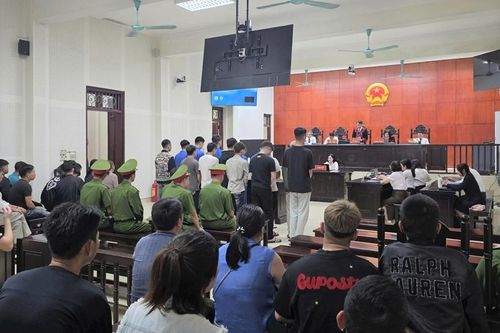 Nhóm 17 bị cáo lĩnh án trong vụ truy đuổi gây chết người