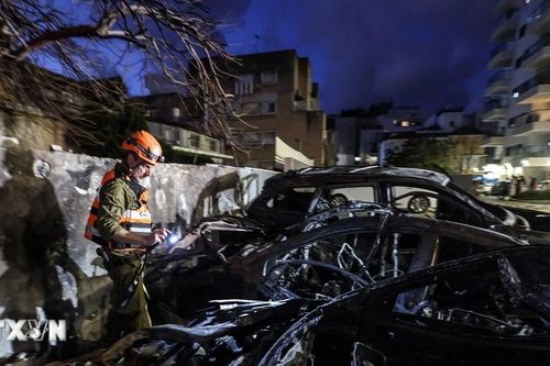 Xung đột tại Trung Đông: Israel hứng loạt tên lửa lớn từ Iran và Hezbollah