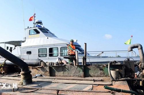 Liên tiếp phát hiện 3 tàu chở cát không rõ nguồn gốc