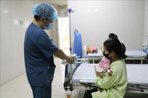 Cứu sống bé gái 15 tháng tuổi bị xe ô tô lùi cán qua người