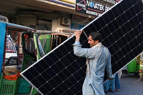 Làn sóng điện Mặt Trời tại Pakistan 'hóa giải' cú sốc năng lượng Trung Đông