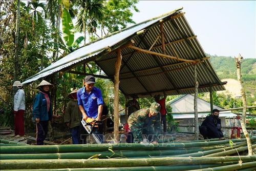 Hỗ trợ dựng nhà tạm cho hộ dân bị thiệt hại do hỏa hoạn