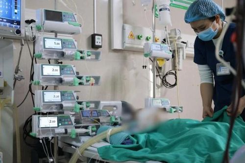 Bệnh nhi 15 tháng tuổi bị xe ô tô cán qua người được bác sĩ cứu sống ngoạn mục