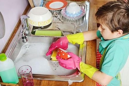 Bắt trẻ làm việc nhà quá sức ảnh hưởng đến việc học, vui chơi bị phạt tới 30 triệu đồng