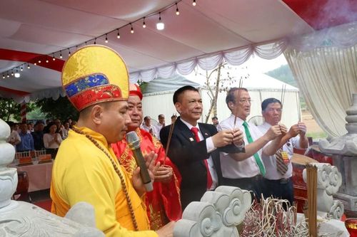 Dâng hương tưởng niệm Thánh Nguyên Hoàng đế Hồ Quý Ly