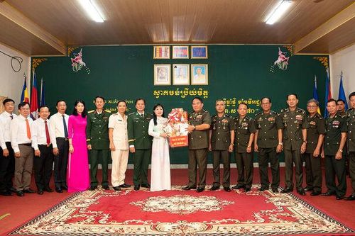 Đồng chí Trần Thị Thanh Hương chúc Tết Chôl Chnăm Thmây tại Bộ Tư lệnh Quân khu 3 - Quân đội Hoàng gia Campuchia