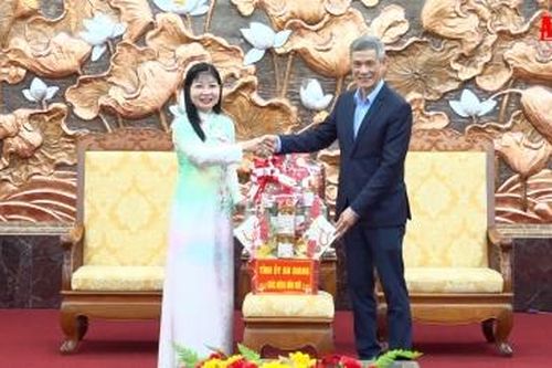 Đồng chí Trần Thị Thanh Hương thăm, chào xã giao Đại sứ quán Việt Nam tại Campuchia