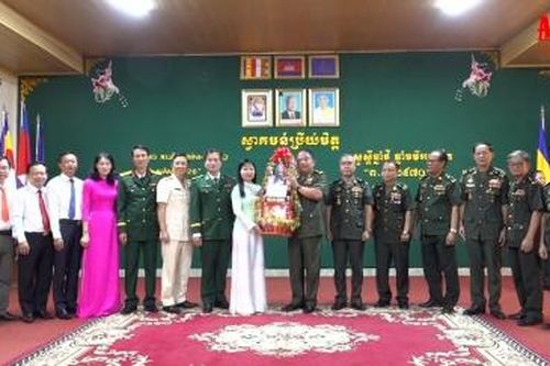 Đồng chí Trần Thị Thanh Hương chúc Tết Chôl Chnăm Thmây tại Bộ Tư lệnh Quân khu 3 - Quân đội Hoàng gia Campuchia