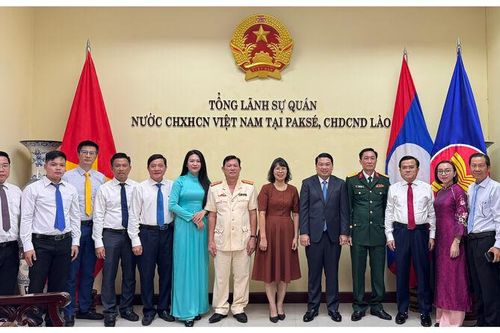 Phó Chủ tịch UBND tỉnh An Giang Lê Trung Hồ chào xã giao Tổng Lãnh sự quán Việt Nam tại Paksé (Lào)
