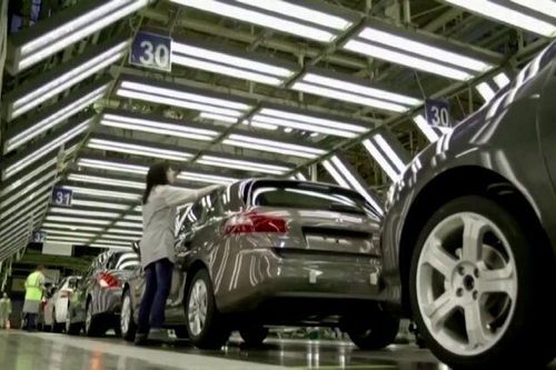 Stellantis triệu hồi 700.000 xe ô tô hybrid