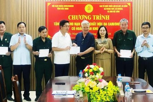 Tặng 40 suất quà cho nạn nhân chất độc da cam hoàn cảnh khó khăn