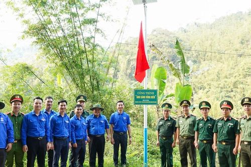 Ấm áp chương trình 'Tháng Ba biên giới' tại xã Tây Giang