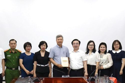 Thúc đẩy hợp tác nghiên cứu khoa học và công nghệ với Viện Khoa học xã hội vùng Trung Bộ và Tây Nguyên
