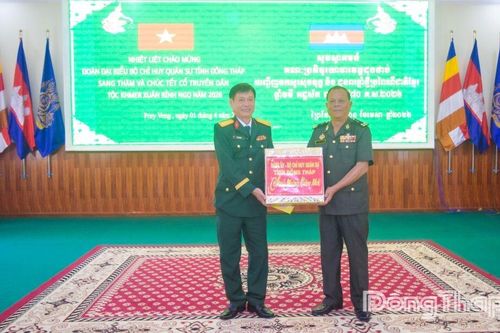 Đoàn công tác Bộ Chỉ huy Quân sự tỉnh Đồng Tháp thăm, chúc Tết Chôl Chnăm Thmây tại Prey-Veng (Campuchia)