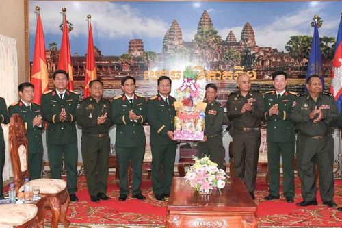 Lãnh đạo Binh đoàn 15 thăm, chúc Tết cổ truyền Chôl Chnăm Thmây tại Campuchia