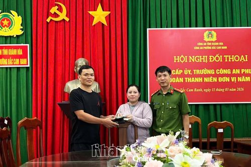 Công an phường Bắc Cam Ranh hỗ trợ người dân trao lại hơn 20 triệu đồng cho người đánh rơi