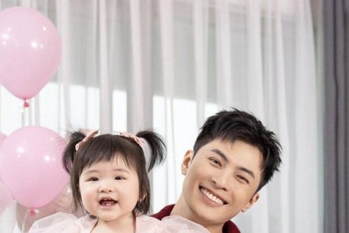 Phản ứng của con gái Puka khi nghe mẹ hát và tiệc thôi nôi 1 tuổi của bé Anya