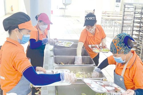 Doanh nghiệp cung ứng suất ăn công nghiệp vất vả vượt khó