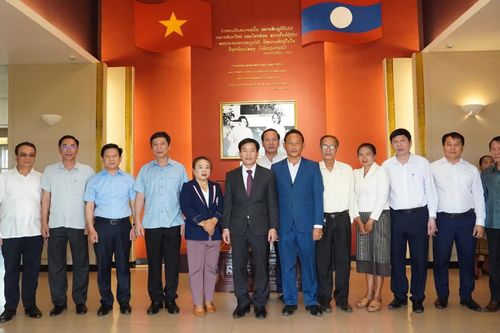Đoàn công tác tỉnh Quảng Trị thăm Khu lưu niệm Chủ tịch Hồ Chí Minh ở tỉnh Khăm Muồn (Lào)