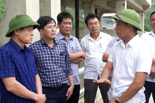 Đồng chí Lê Văn Bảo, Phó Chủ tịch UBND tỉnh kiểm tra sản xuất và công tác chống hạn tại xã Nam Ba Đồn