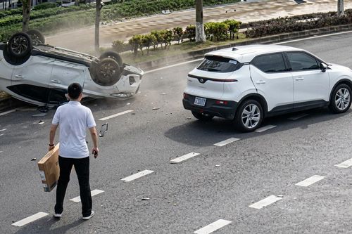 Taxi dừng xe đón khách giữa đường gây tai nạn tại Bắc Ninh