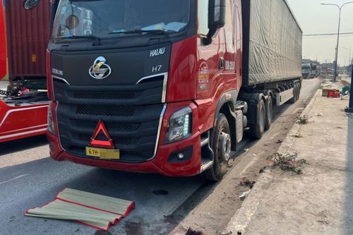 Bản tin TNGT 2/4: Bước xuống đường nhặt đồ, người phụ nữ bị xe tải tông tử vong ở TP.HCM