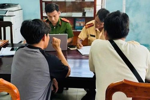 Xử phạt hai tài xế chở nhiều người trên thùng xe bán tải từ clip trên mạng xã hội