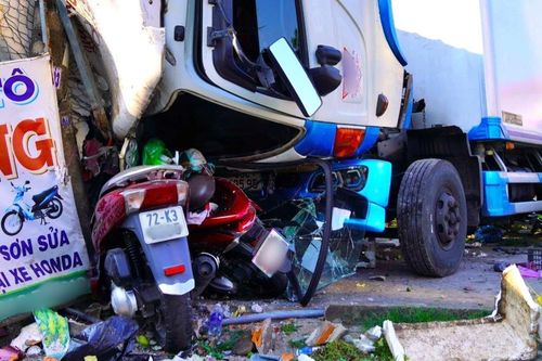Xe tải tông liên hoàn nhiều xe máy, cột điện ven quốc lộ 1 qua Cà Mau, tài xế bất tỉnh